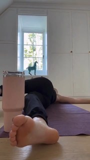 Beth Behrs feet photo thumbnail