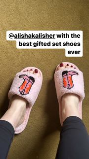 Beth Behrs feet photo thumbnail