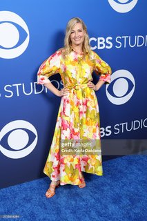 Beth Behrs feet photo thumbnail