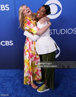 Beth Behrs feet photo thumbnail