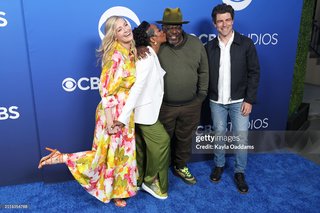 Beth Behrs feet photo thumbnail