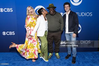 Beth Behrs feet photo thumbnail