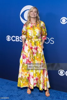 Beth Behrs feet photo thumbnail