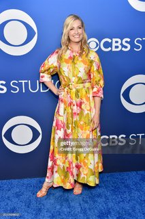 Beth Behrs feet photo thumbnail