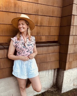 Beth Behrs feet photo thumbnail