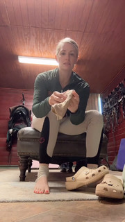 Beth Behrs feet photo thumbnail