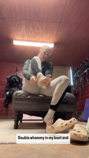 Beth Behrs feet photo thumbnail