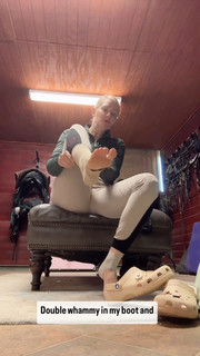 Beth Behrs feet photo thumbnail