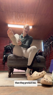 Beth Behrs feet photo thumbnail