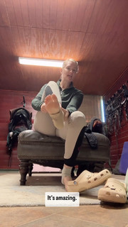 Beth Behrs feet photo thumbnail