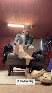 Beth Behrs feet photo thumbnail
