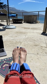 Beth Behrs feet photo thumbnail
