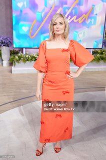 Beth Behrs feet photo thumbnail