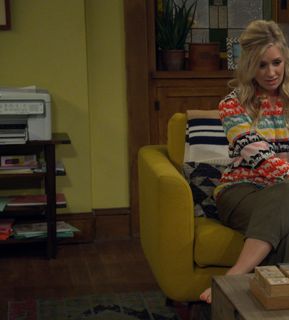 Beth Behrs feet photo thumbnail