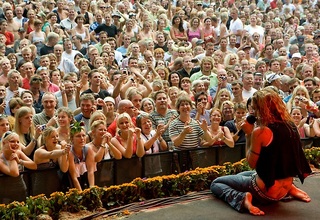 Beth Hart feet photo 9