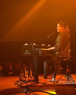 Beth Hart feet photo 9