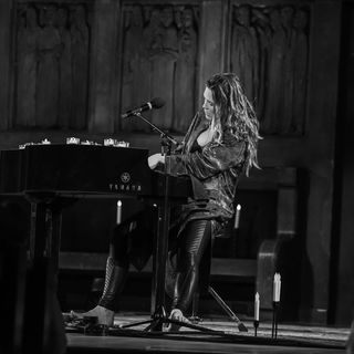 Beth Hart feet photo 8