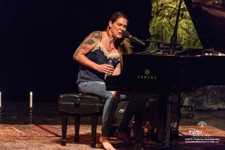 Beth Hart feet photo 2