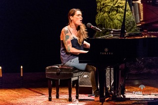 Beth Hart feet photo 1
