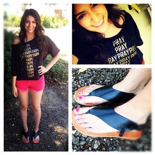 Bethany Mota feet photo thumbnail