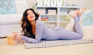 Bethany Mota feet photo thumbnail