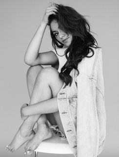 Bethany Mota feet photo thumbnail