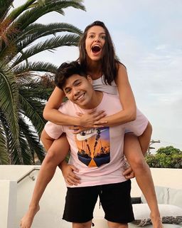Bethany Mota feet photo thumbnail
