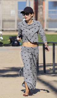 Bethenny Frankel feet photo thumbnail