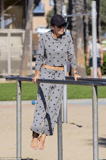 Bethenny Frankel feet photo thumbnail