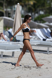 Bethenny Frankel feet photo thumbnail