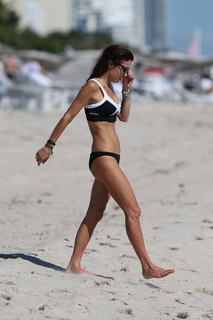 Bethenny Frankel feet photo thumbnail