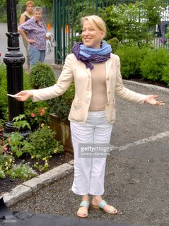 Bette Midler feet photo 3