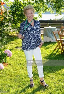 Bette Midler feet photo 20