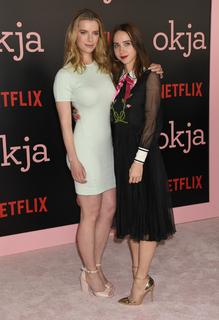 Betty Gilpin feet photo thumbnail