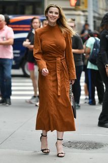 Betty Gilpin feet photo thumbnail