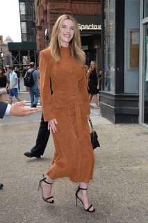 Betty Gilpin feet photo thumbnail