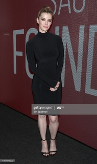 Betty Gilpin feet photo thumbnail