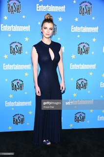 Betty Gilpin feet photo thumbnail