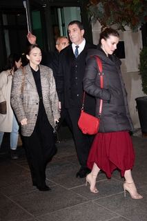 Betty Gilpin feet photo thumbnail