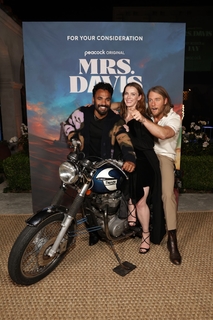 Betty Gilpin feet photo thumbnail