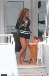 Beyoncé feet photo thumbnail