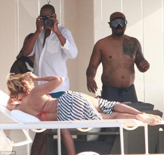 Beyoncé feet photo thumbnail