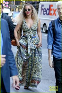 Beyoncé feet photo thumbnail