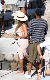 Beyoncé feet photo thumbnail