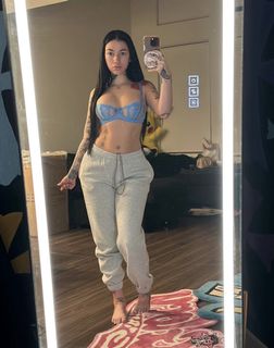 Bhad Bhabie feet photo thumbnail