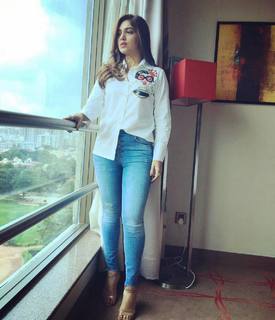 Bhumi Pednekar feet photo thumbnail
