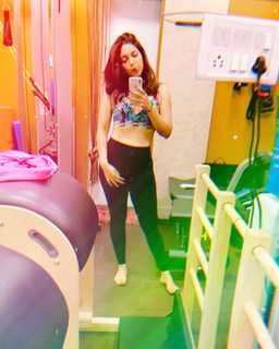 Bhumi Pednekar feet photo thumbnail