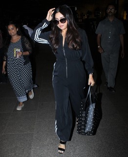 Bhumi Pednekar feet photo thumbnail