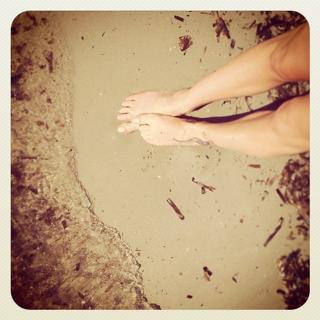 Bianca Atzei feet photo thumbnail