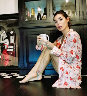 Bianca Atzei feet photo thumbnail